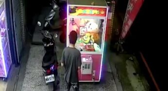 ¡Increíble! Se metió a robar a una máquina de peluches