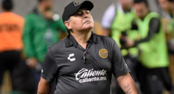 A Maradona le tiraron un botellazo y él encaró a la tribuna