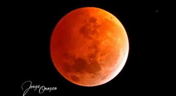 ¡Los caleños 'sonrojaron' a la Luna con sus miradas!