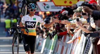 Egan Bernal llega a la meta con la bici al hombro