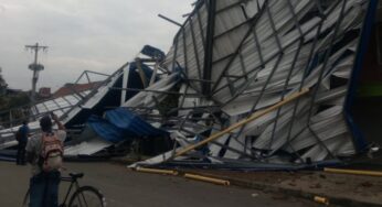 Gigantesco techo se desplomó sobre varias casas tras vendaval