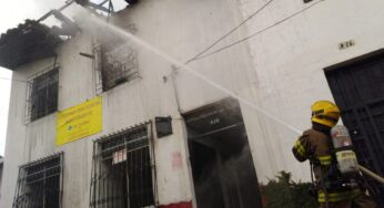 Así ardió una casa en pleno barrio San Antonio