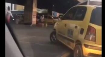 ¡El colmo! Taxista cogió un andén como si fuera una Autopista