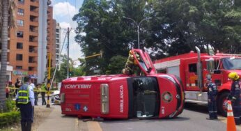 Tremendo choque entre un carro y una ambulancia en la Av Roosevelt