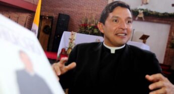 Casi linchan al padre 'Chucho' en pleno cementerio