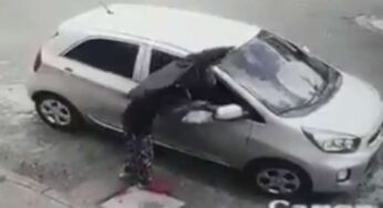 ¡INSÓLITO! Ladrón se tapa con una sombrilla para robar carros