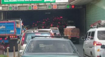 Accidente con camioneta volcada genera trancón en el Túnel Mundialista