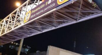 Joven intentó lanzarse desde un puente peatonal de la calle quinta