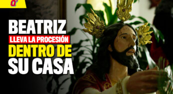 Beatriz lleva la procesión dentro de su casa