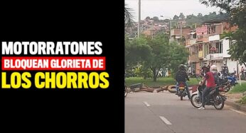 Motorratones bloquean la glorieta de Los Chorros en Cali