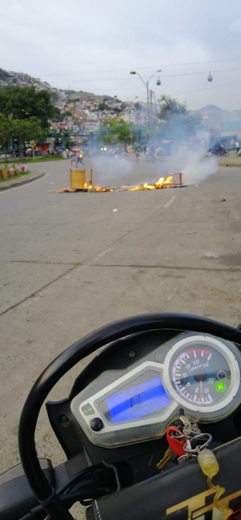 motorratones bloquean entrada a barrio Siloé en Cali