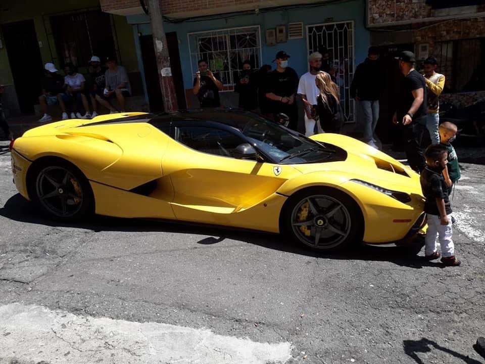 JBalvin llegó en un Ferrari