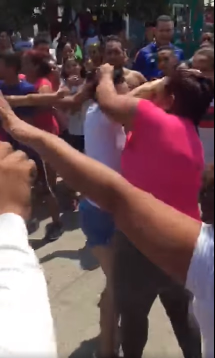 Video: Vecinos animaron pelea entre mujeres