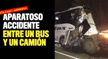 Aparatoso accidente entre un bus y un camión en la vía Cali - Armenia