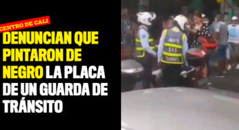 Denuncian que pintaron de negro la placa de un guarda de tránsito