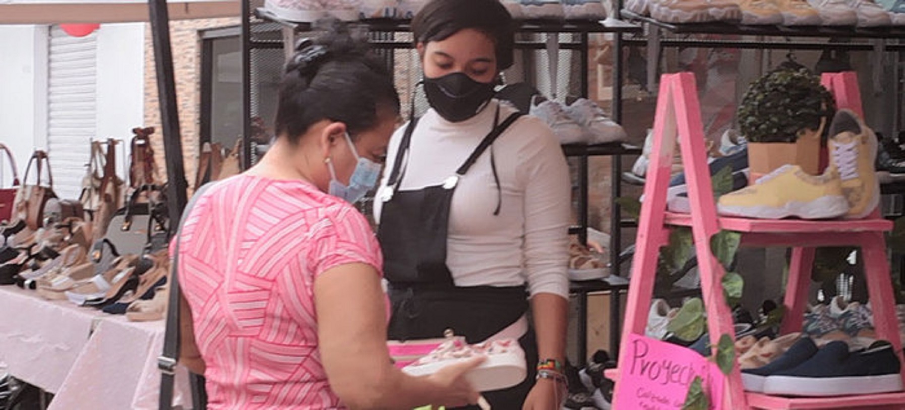 La feria del calzado llegó al barrio Obrero este miércoles