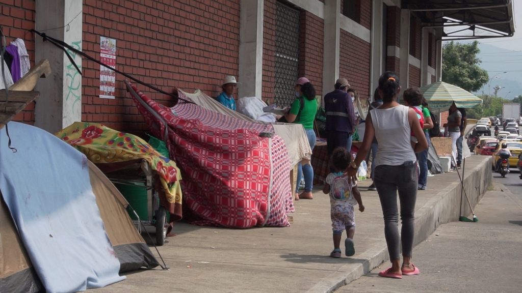 La vida en los cambuches del Terminal, el otro drama de Cali