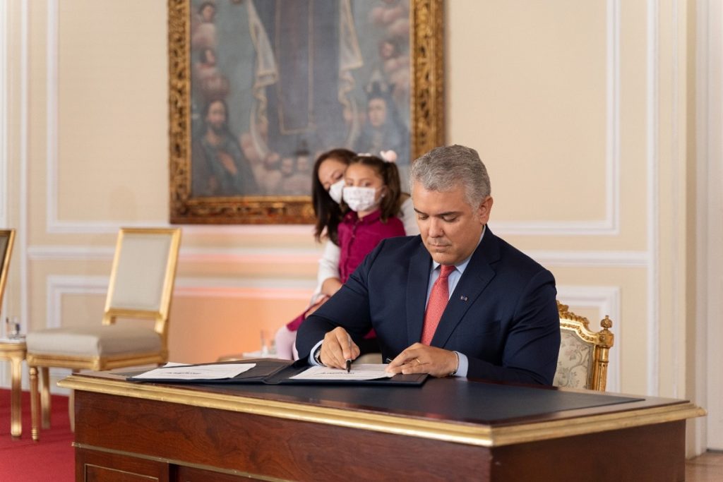 Duque sanciona ley que reduce la jornada laboral