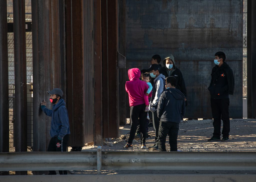 Una mujer colombiana y su hija menor de edad han fallecido en Arizona tras cruzar la frontera de México con Estados Unidos en medio de una intensa ola de calor. 