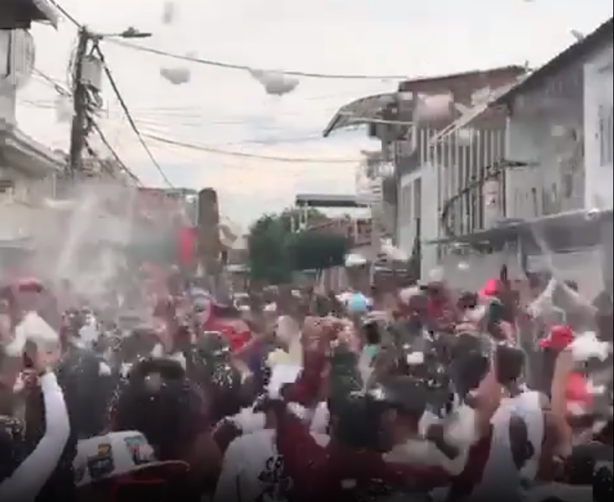 Así viven la verbena de año nuevo en el barrio Ulpiano Lloreda