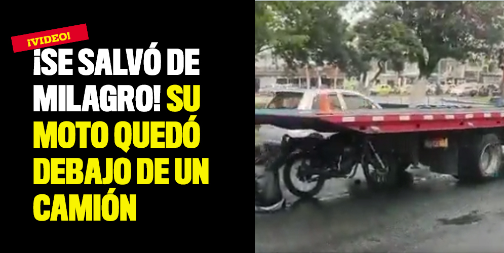 ¡Se salvó de milagro! Su moto quedó incrustada en un gran vehículo