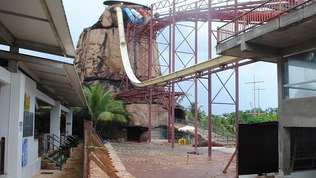 Niño murió tras caer de un tobogán en un parque acuático