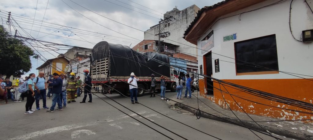 Camión se llevó un cable y tumbó cuatro postes en San Nicolás 