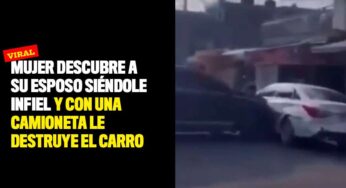 Mujer descubre a su esposo siéndole infiel y con una camioneta le destruye el carro