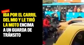 VIDEO: Iba por el carril del MIO y le tiró la moto encima a un guarda de tránsito