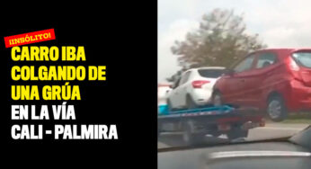¡Insólito! Carro iba colgando de una grúa en la vía Cali - Palmira