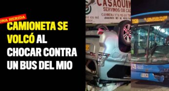 Camioneta se volcó al chocar contra un bus del MIO en el centro de Cali