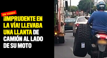 ¡Imprudente en la vía! Llevaba una llanta de camión al lado de su moto