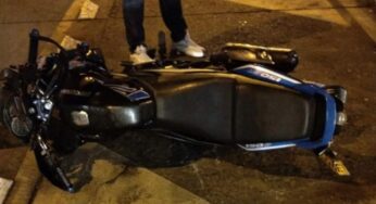 Trágico accidente: motociclista cruzó un semáforo en rojo, chocó y murió