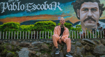 Las duras críticas a 'La Liendra' por foto en un mural de Pablo Escobar