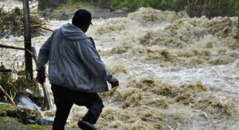 Buscan a un niño que fue arrastrado por la creciente de una quebrada en El Dovio