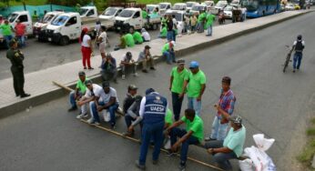 Conductores bloquean sector de la escombrera de la 50 y exigen evacuación de residuos
