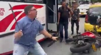 Conductor de bus sacó un machete y se enfrentó con un motociclista en Medellín