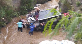 Un camión se quedó sin frenos y fue a dar a un río, dejando tres personas heridas