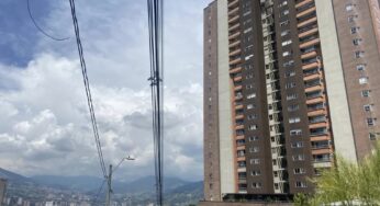 Amarró a su bebé a su espalda y se lanzó de un quinto piso