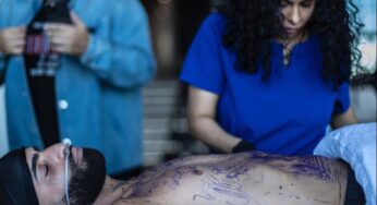 Arcangel recurrió a la anestesia para tatuarse en honor a su hermano Justin