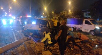 Conductor de camioneta que llevaba huevos perdió el control y se estrelló contra un poste