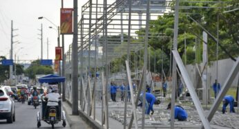 Instalación de la gradería de la feria causa congestión en la Autopista Suroriental