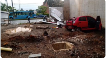 En video: Momento exacto en que carro impactó contra droguería que se construye en Pance