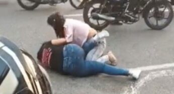 Por una supuesta deuda, dos mujeres se agarraron a golpes en plena vía pública