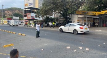 Pistoleros atacaron a tiros a un carro en plena vía, ¡asesinaron a una pareja!