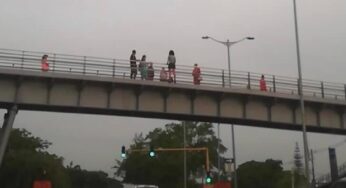 Mujer intentó lanzarse de un puente en la Simón Bolívar y causó pánico en la zona