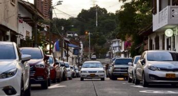 ¿No hay San Antonio pa' tanta gente? Vecinos denuncian que se ha vuelto imposible transitar por el barrio