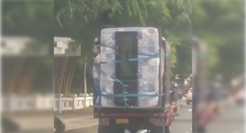 Video: el ayudante del trasteo se fue amarrado a los colchones