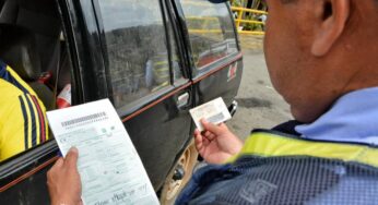 Sancionan a guarda de tránsito de Cali por recibir sobornos para no poner una multa