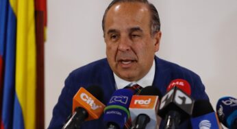 Gobierno evaluará reducción a impuestos de tiquetes aéreos y gasolina